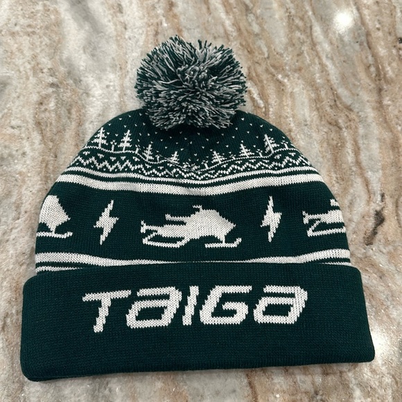 Taiga Snowmobile Toque - Picture 1 of 6